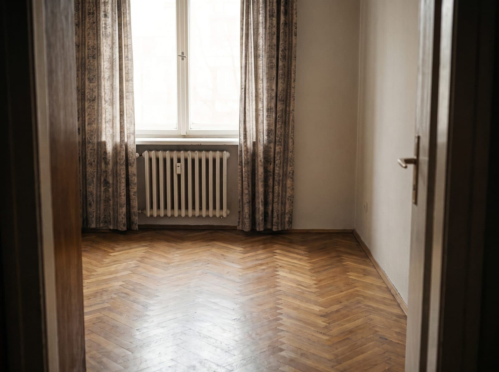Ista spalnica, prazna, očiščena in osvetljena.